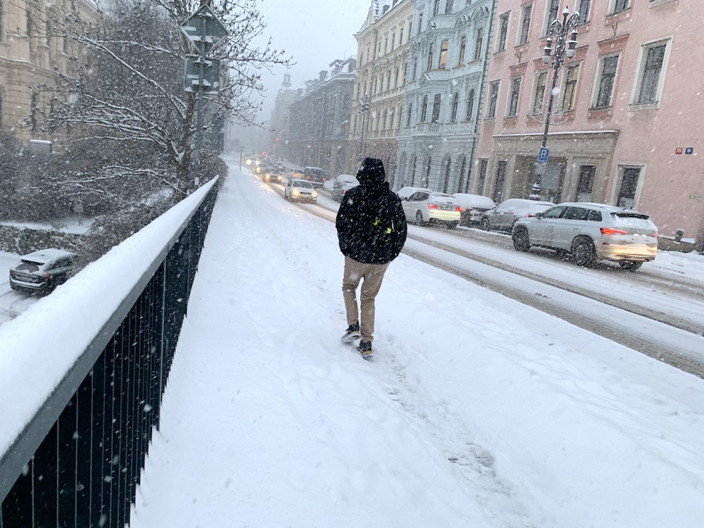 Liberecký kraj zasypává sníh. Problémy na silnicích, v centru Liberce došlo k několika nehodám