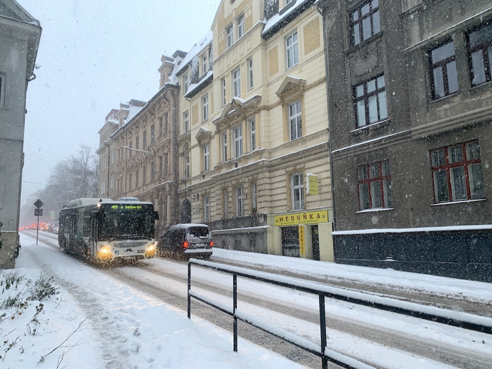 Liberecký kraj zasypává sníh. Problémy na silnicích, v centru Liberce došlo k několika nehodám
