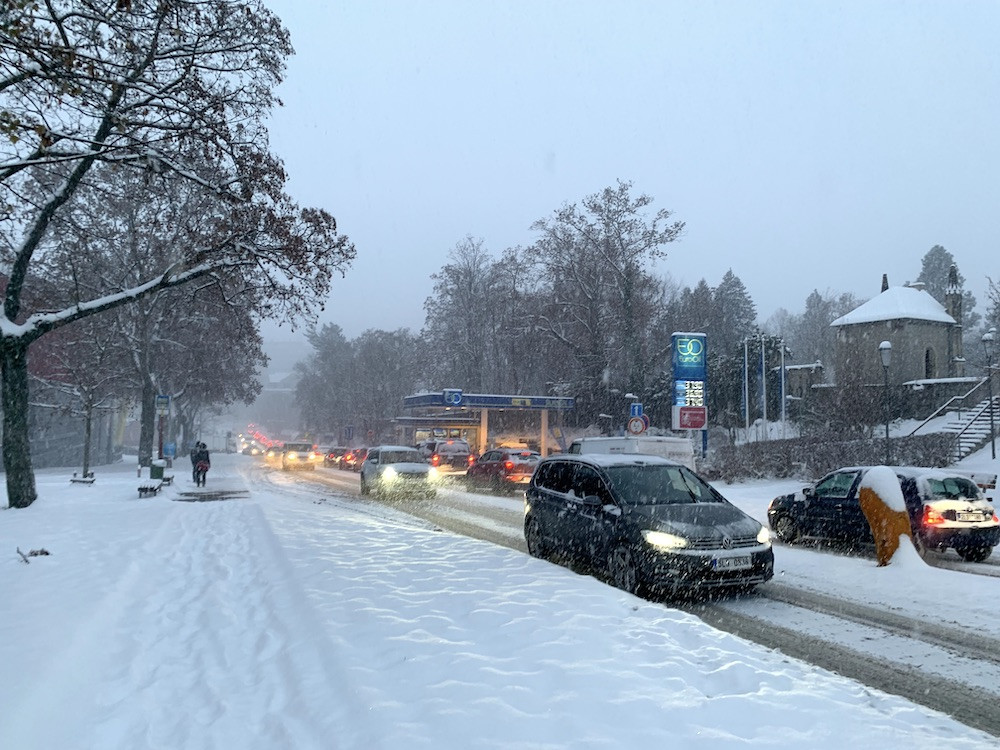 Liberecký kraj zasypává sníh. Problémy na silnicích, v centru Liberce došlo k několika nehodám