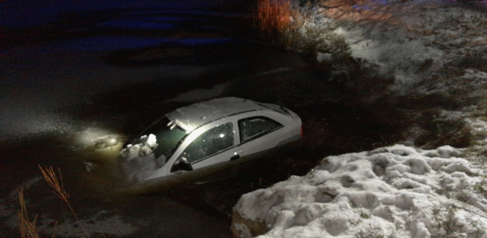 Řidička nezvládla jízdu po kluzké silnici a skončila v rybníku, další žena vylétla s autem z dálnice