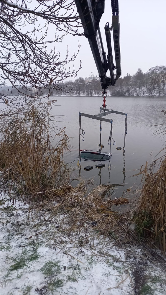 Do rybníka v Praze sjelo auto, vytáhli ho hasičští potápěči