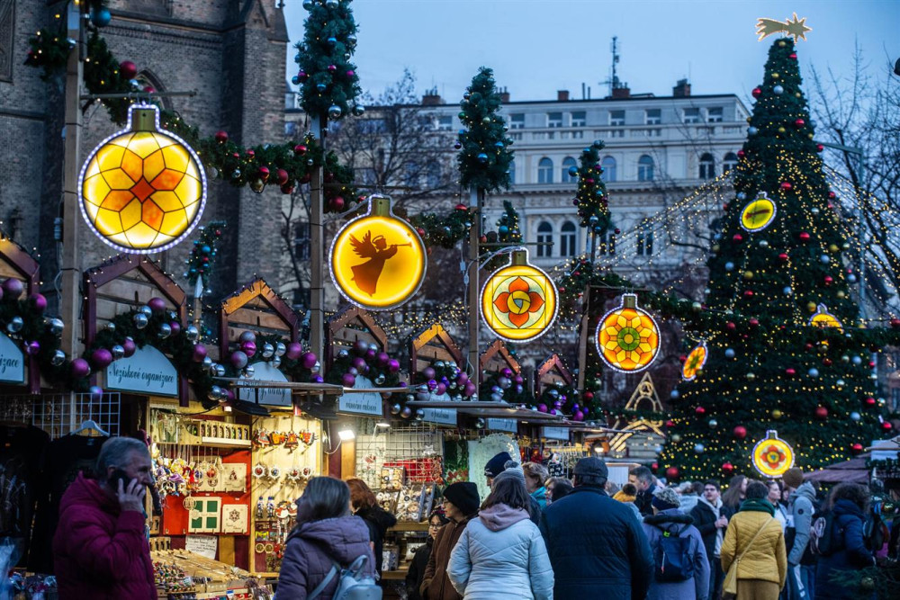 Vánoční trhy na náměstí Míru, v pozadí hlavní vánoční strom Prahy 2.