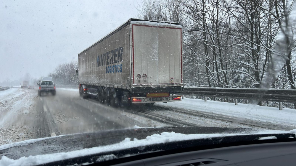 Liberecký kraj zasypal sníh. Problémy na silnicích, převrácený kamion zablokoval výpadovku u Makra
