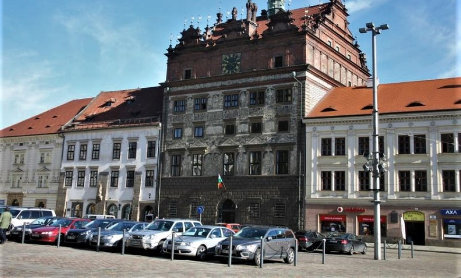Nad osudem "papalášského" parkoviště před budovou magistrátu se stahují temné mraky. Ve hře je jeho zrušení
