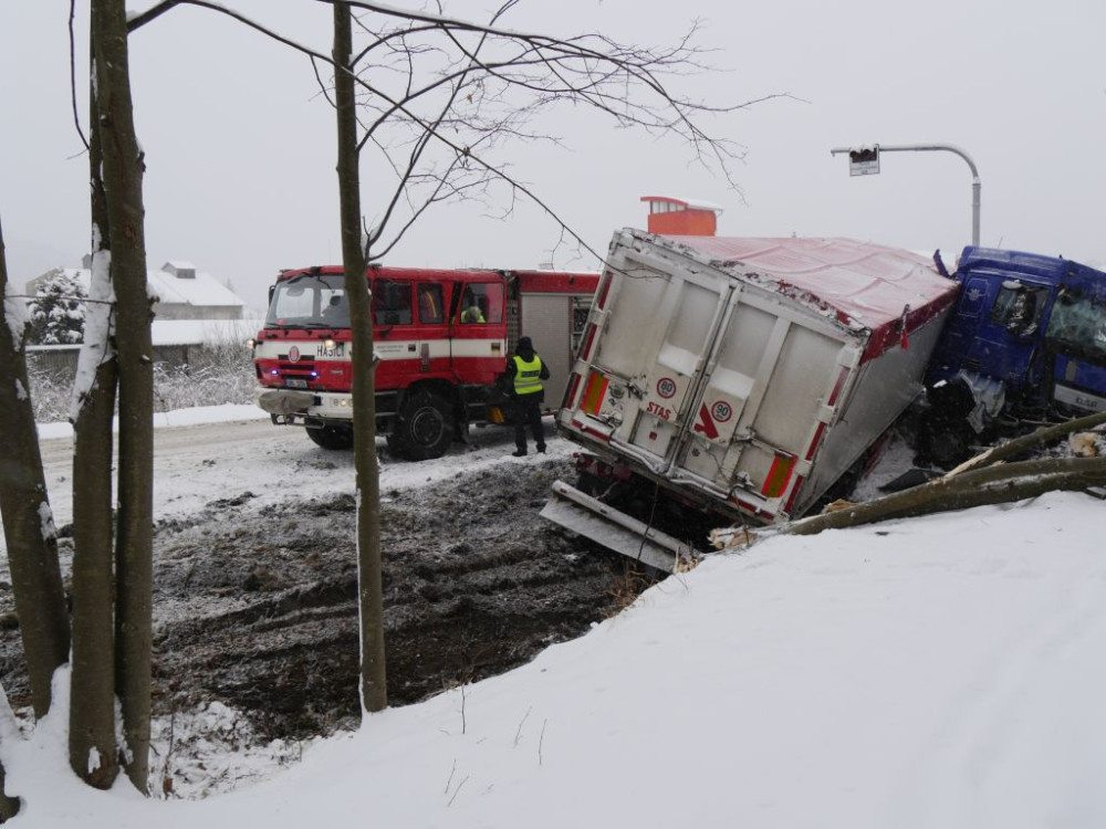 Kvůli sněhu už policie v Olomouckém kraji eviduje desítky havárií. Zasahují také hasiči. Dál platí výstraha