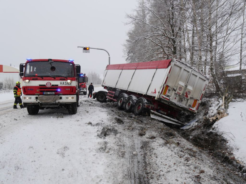 Kvůli sněhu už policie v Olomouckém kraji eviduje desítky havárií. Zasahují také hasiči. Dál platí výstraha