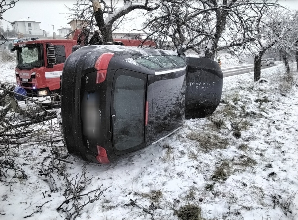 Kvůli sněhu už policie v Olomouckém kraji eviduje desítky havárií. Zasahují také hasiči. Dál platí výstraha