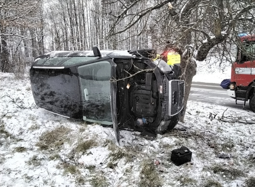 Kvůli sněhu už policie v Olomouckém kraji eviduje desítky havárií. Zasahují také hasiči. Dál platí výstraha