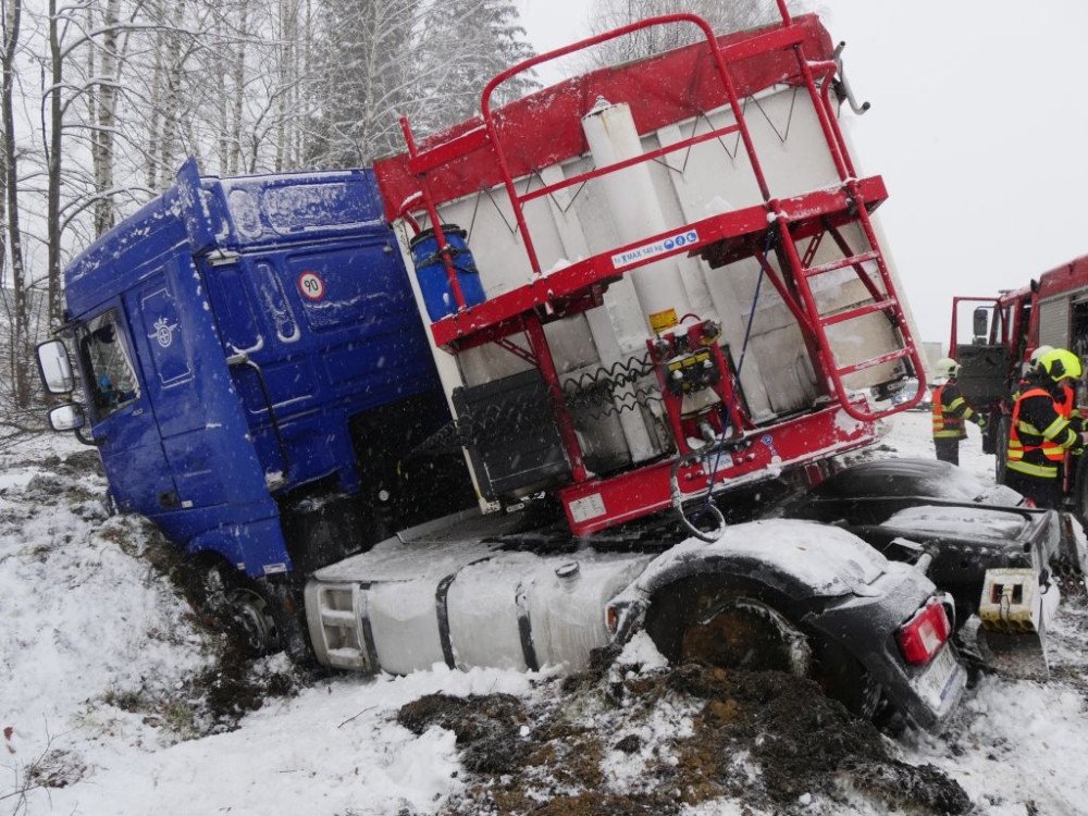 Kvůli sněhu už policie v Olomouckém kraji eviduje desítky havárií. Zasahují také hasiči. Dál platí výstraha