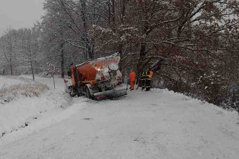 Kvůli sněhu už policie v Olomouckém kraji eviduje desítky havárií. Zasahují také hasiči. Dál platí výstraha