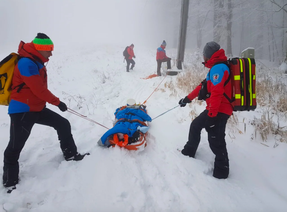 Srážky, pády i evakuace. Horská služba v Krkonoších řeší první úrazy na sněhu