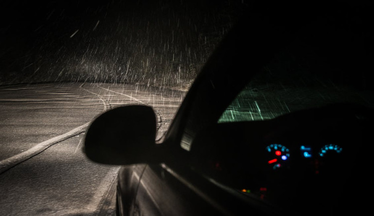 Řidič smetl autem tři opilé seniory. Hrozí mu vězení