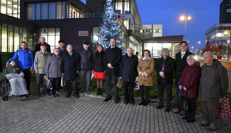 VÁNOCE NA ČTYŘCE: Bruslení na Pankráci a netradiční strom na Synkáči