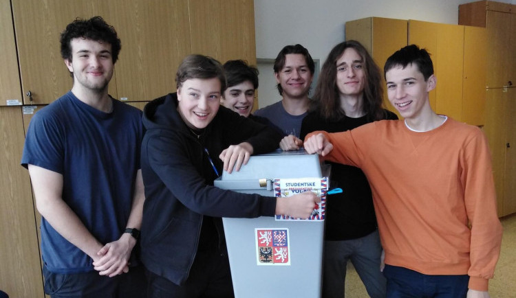 Studentské volby mají jasnou vítězku. Vyhrála Nerudová, prezidentkou by byla už po prvním kole.