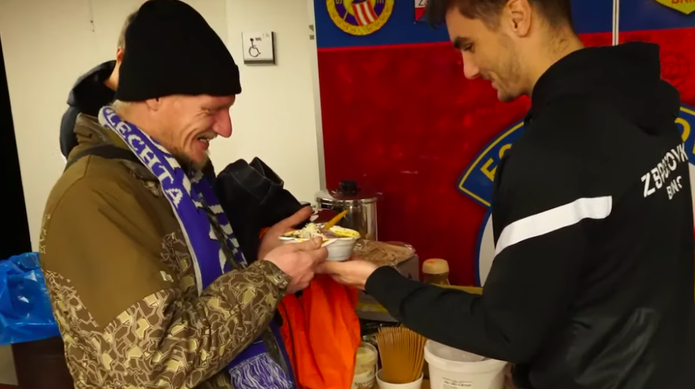 Nový účes, teplé svršky a guláš. Fotbalisté Zbrojovky dělali radost bezdomovcům a chudým