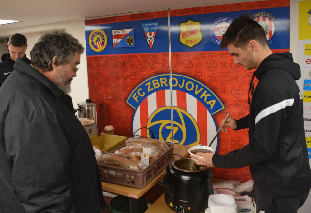 Nový účes, teplé svršky a guláš. Fotbalisté Zbrojovky rozveselili bezdomovce a chudé