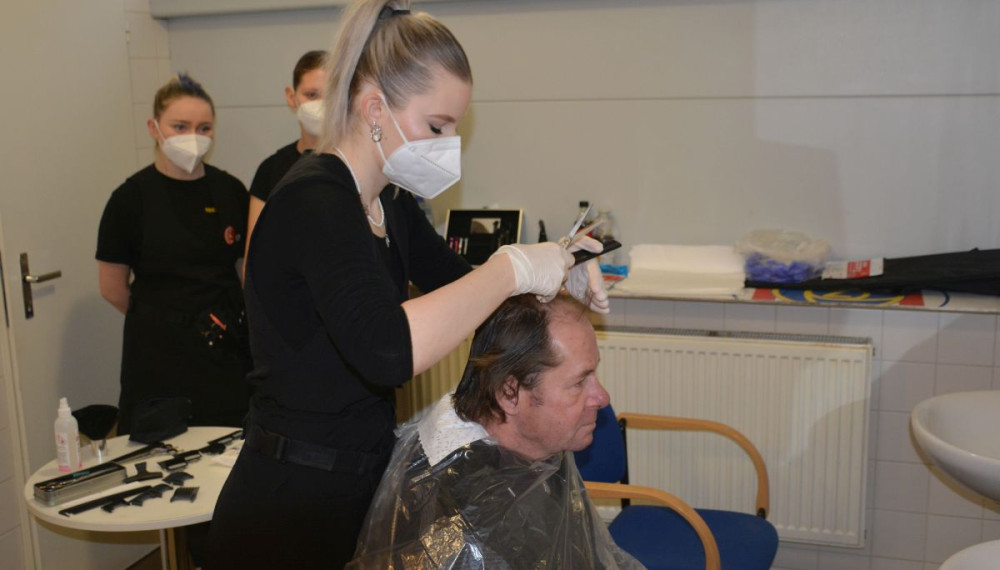 Nový účes, teplé svršky a guláš. Fotbalisté Zbrojovky rozveselili bezdomovce a chudé