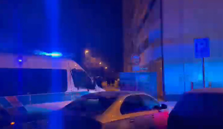 VIDEO: Muž v Praze pobodal dvě ženy. Policisté ho zastřelili