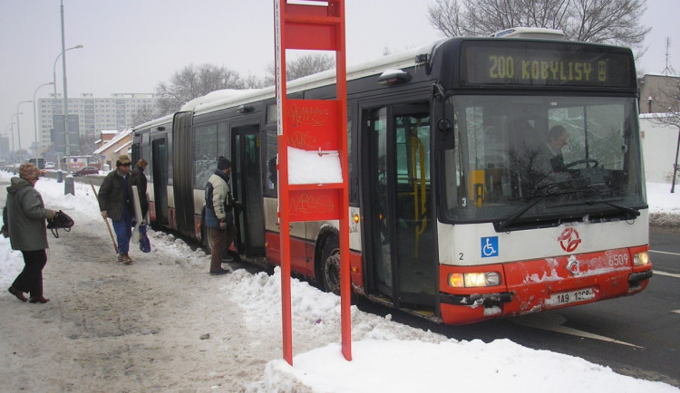 Dopravu v Praze komplikuje ledovka. Téměř všechny autobusy mají zpoždění