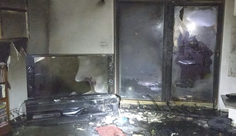 Od prskavky chytil vánoční strom, od něj zase dárky. Škoda je několik set tisíc