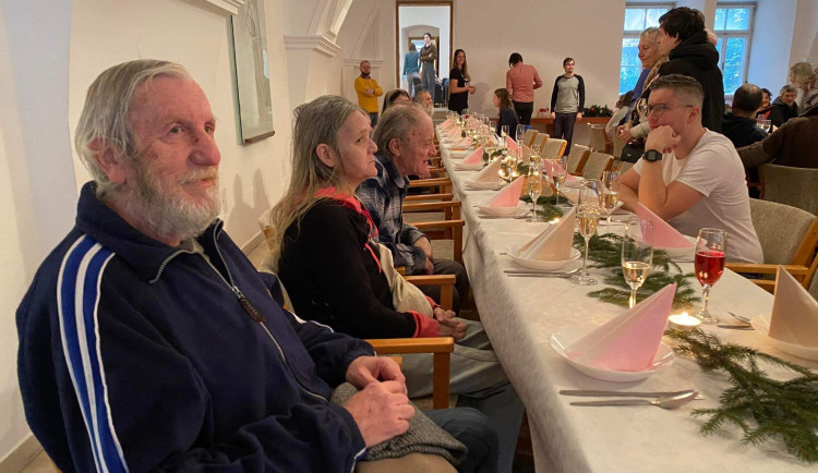 Brněnská radnice pozvala bezdomovce na oběd. Dostali svíčkovou a ponožky