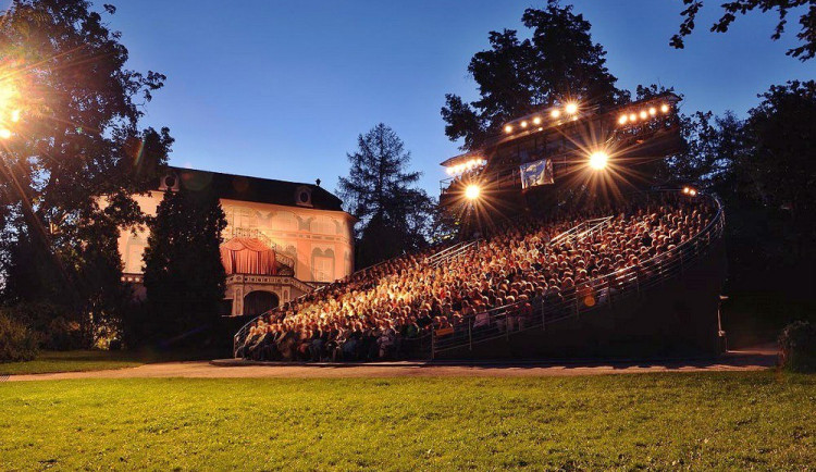 Na krumlovskou točnu se vrátí Petr Rychlý, galerie připomene autora Vetřelce