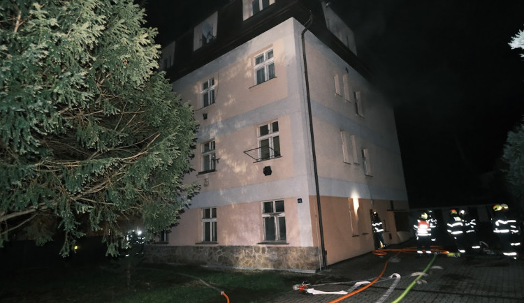 Noční požár domu v Praze. Jeden popálený člověk a jedenáct evakuovaných
