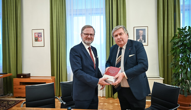 Premiér Fiala, profesor Tomášek a docentka JUDr. Forejtová a JUDr. Aleš Musil, koordinátor projektu.