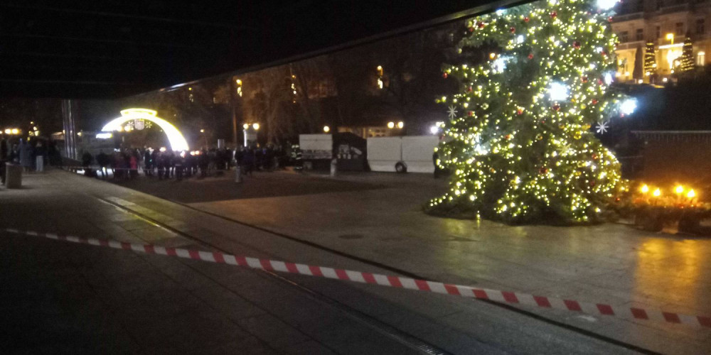 Ve Varech se uvolnil vánoční strom a hrozil pádem. Hasiči během noci vyjížděli k třiceti událostem