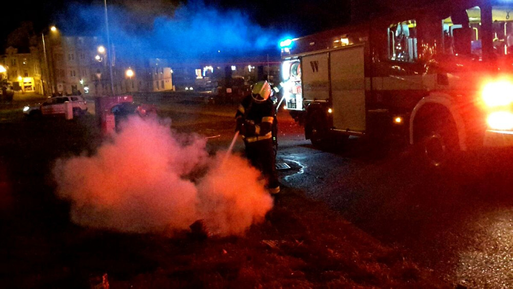 Ve Varech se uvolnil vánoční strom a hrozil pádem. Hasiči během noci vyjížděli k třiceti událostem