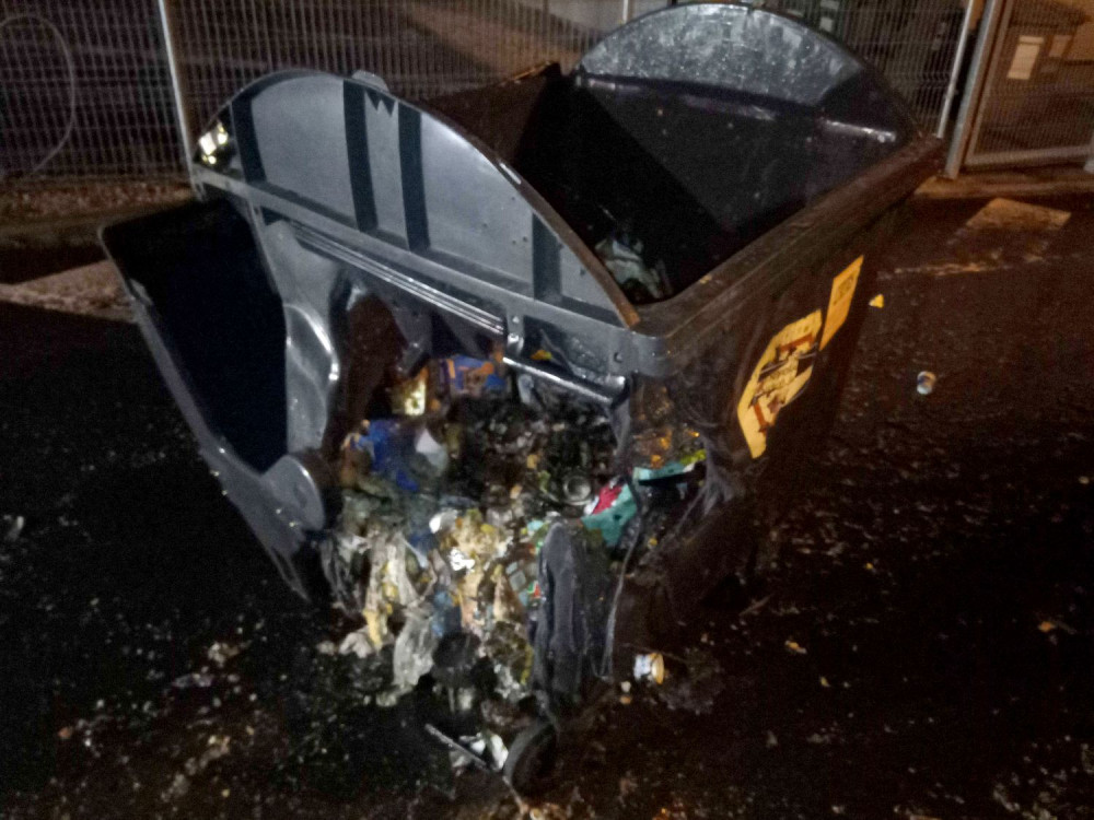 Ve Varech se uvolnil vánoční strom a hrozil pádem. Hasiči během noci vyjížděli k třiceti událostem