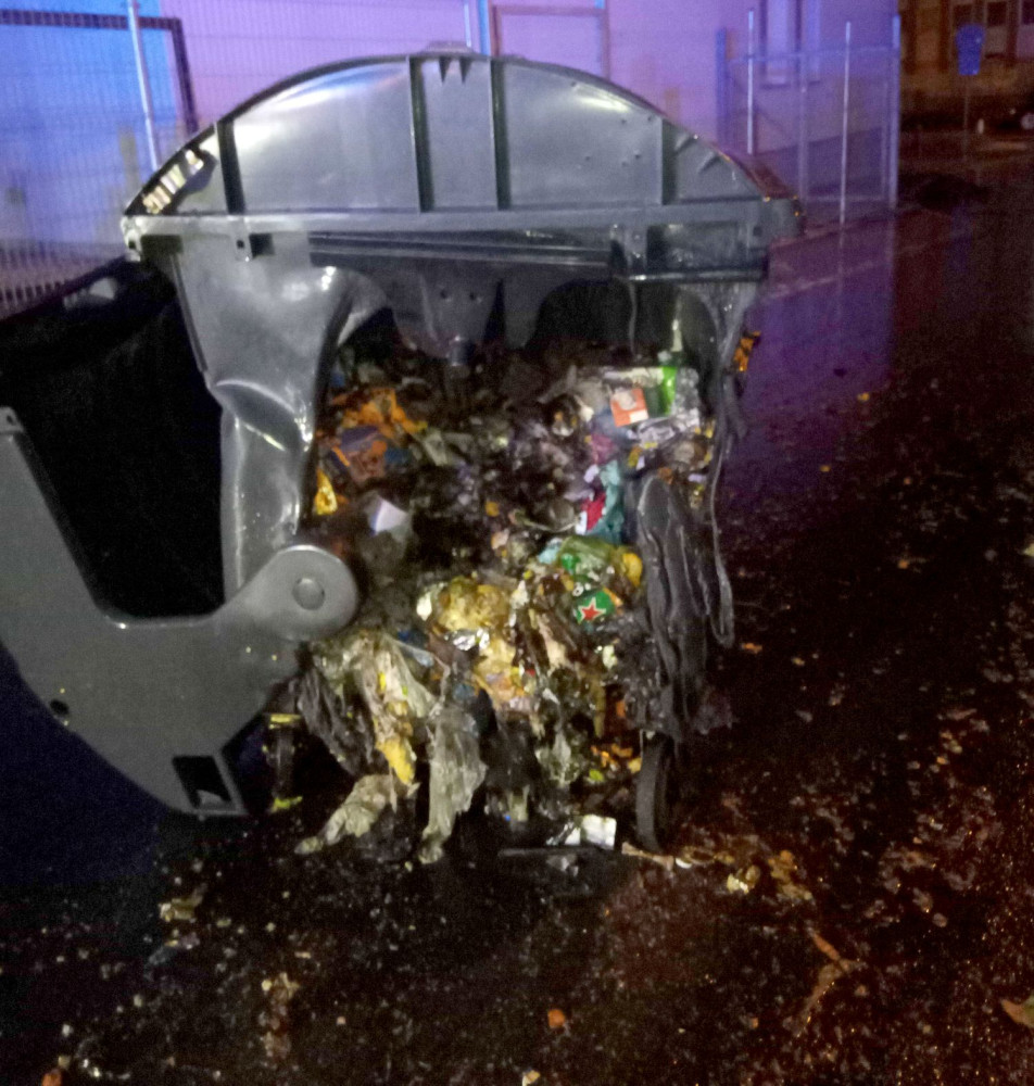 Ve Varech se uvolnil vánoční strom a hrozil pádem. Hasiči během noci vyjížděli k třiceti událostem