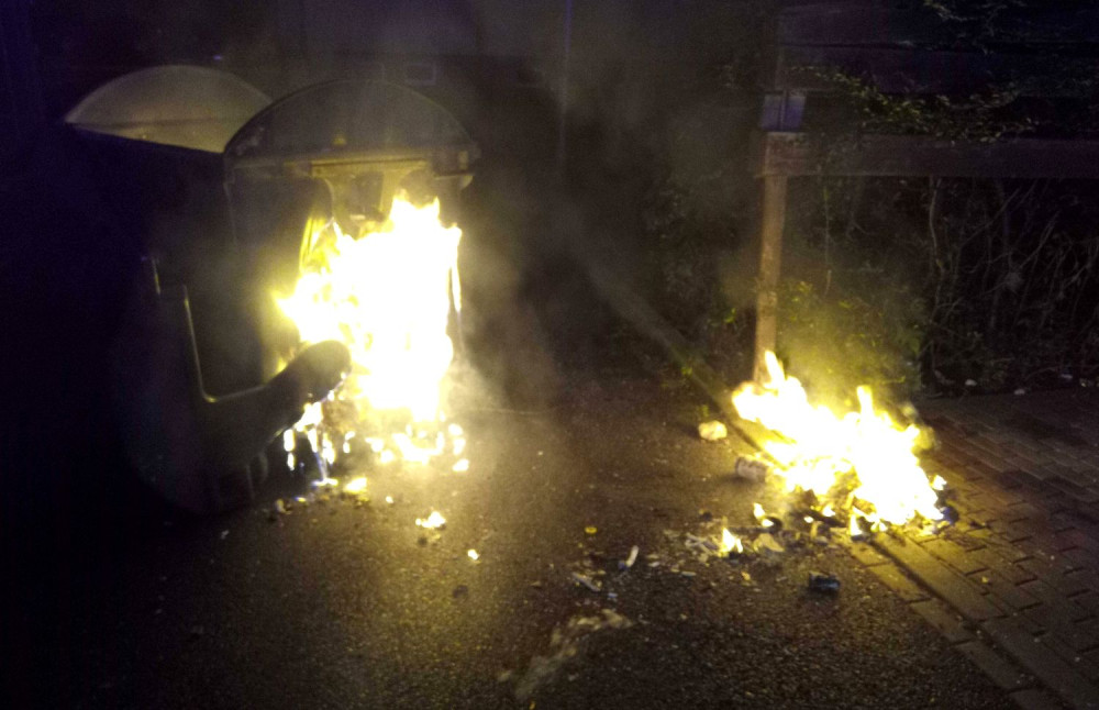 Ve Varech se uvolnil vánoční strom a hrozil pádem. Hasiči během noci vyjížděli k třiceti událostem