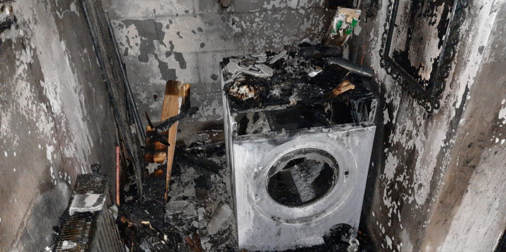 V Sušici-Volšovech na Klatovsku hořela po půlnoci vinou technické závady pračka, od níž se oheň rozšířil na balkónové dveře a na podlahu.