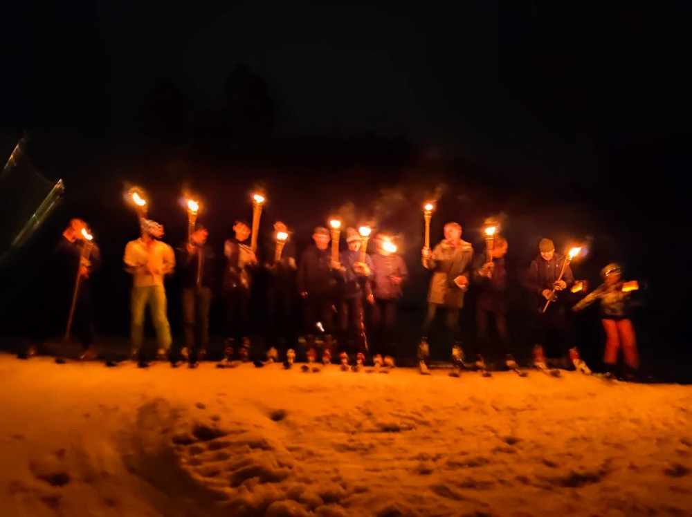 Na sjezdovce v Nýrsku se lyžaři s pochodněmi loučili jízdou se starým rokem