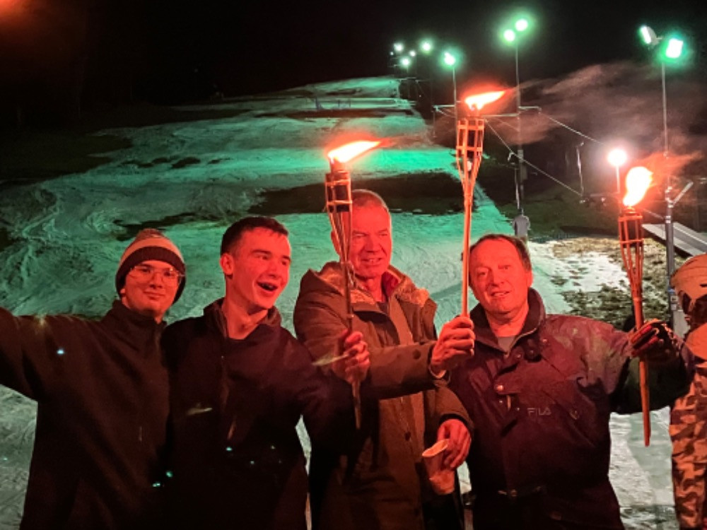 Na sjezdovce v Nýrsku se lyžaři s pochodněmi loučili jízdou se starým rokem