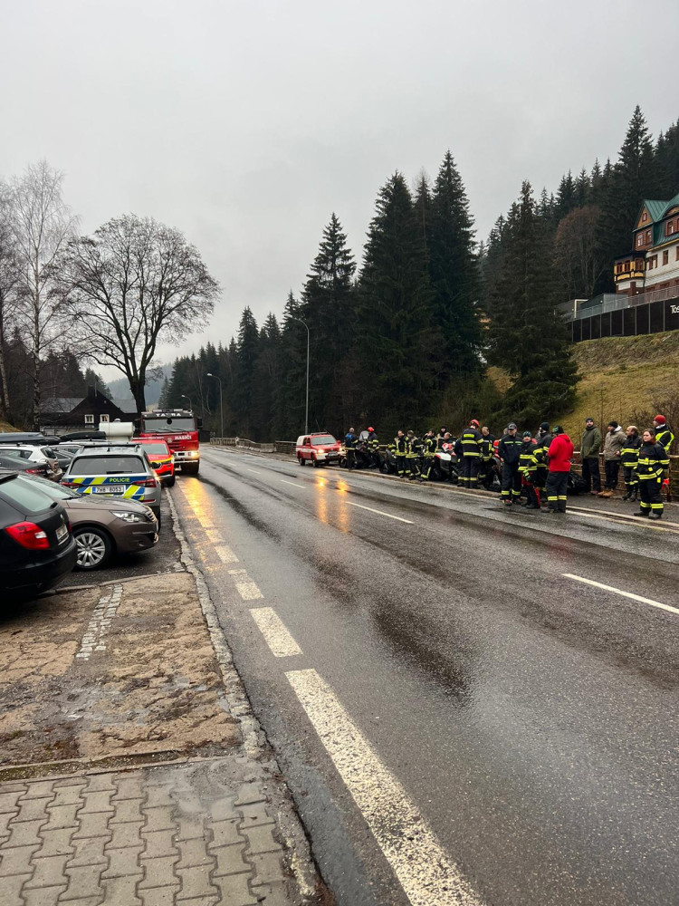 Pohřešovanou matku se synem z Prahy stále nenašli, na pomoc přiletěl vrtulník