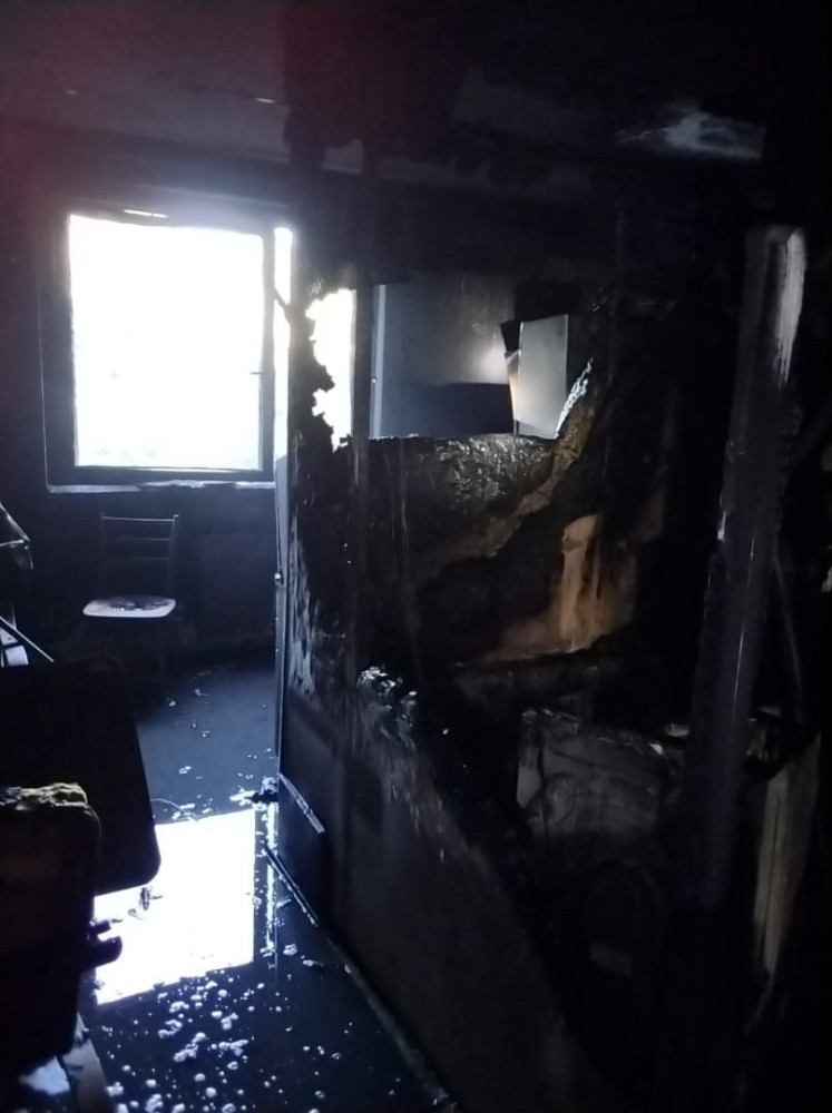 Požár v paneláku na Na Černé cestě. Hasiči z hořícího bytu zachránili jednu osobu, přiletěl pro ni vrtulník