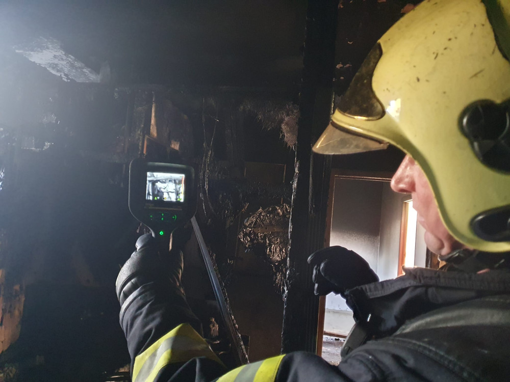 Požár v paneláku na Na Černé cestě. Hasiči z hořícího bytu zachránili jednu osobu, přiletěl pro ni vrtulník