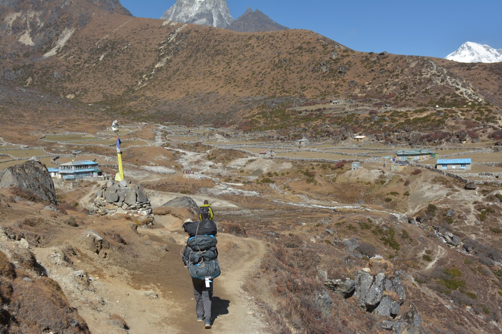 SAMA V NEPÁLU: Výš, skokem nad čtyři tisíce metrů a Cho Oyu střídá Mount Everest