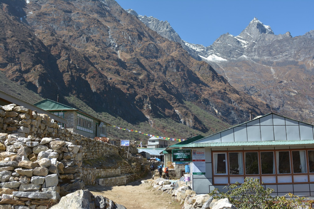 SAMA V NEPÁLU: Výš, skokem nad čtyři tisíce metrů a Cho Oyu střídá Mount Everest