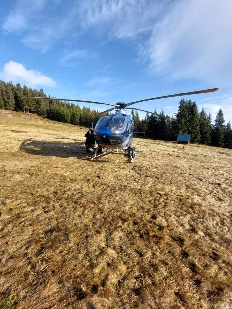 Pohřešovanou matku se synem z Prahy stále nenašli, na pomoc přiletěl vrtulník