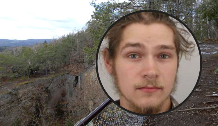 Mladík odešel na Nový rok do lesa jen v tričku. Pátrají po něm kamarádi, psovodi i vrtulník