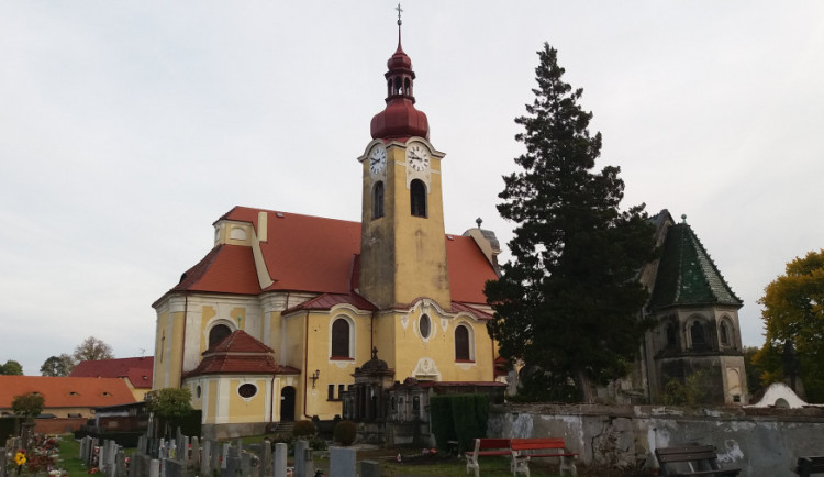 Nová střecha kostela i opravená chalupa. Kraj opět nabízí podporu majitelům památek