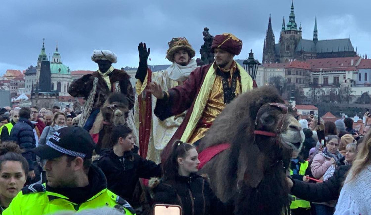 VIDEO: Centrem Prahy prošli tři králové na velbloudech