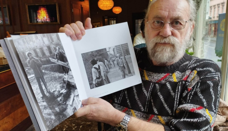 „Můj ateliér byla ulice,“ říká fotograf Petr Šimr, jehož kniha Portrét města mapuje život Liberce