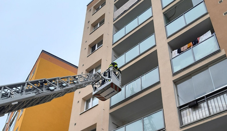 Dvouleté dítě zavřelo rodiče na balkoně, pomohli jim až hasiči