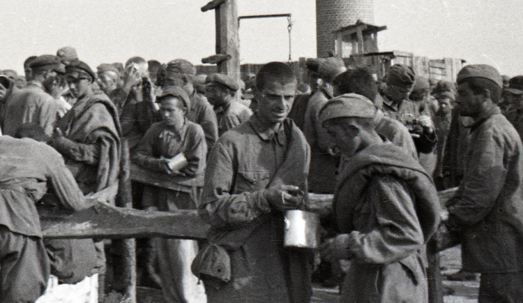 Světlé i temné střípky ze života vojáka wehrmachtu ukazují diapozitivy