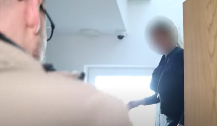 VIDEO: Žena dala umírajícímu muži podepsat závěť, aby zdědila 23 milionů. Policie ji našla Na konci světa