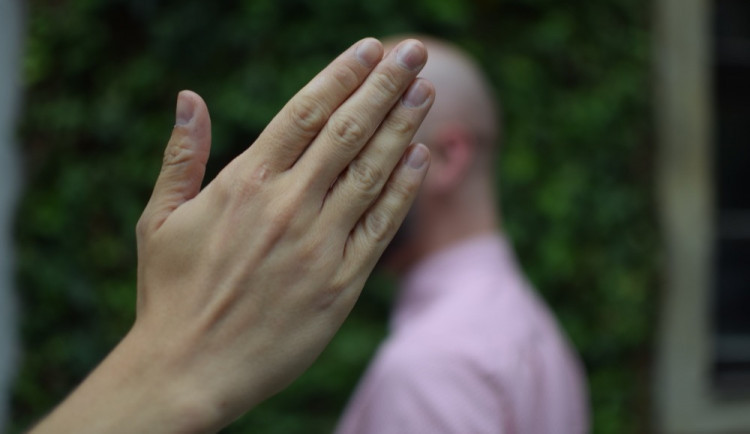 Grilovačka na zahradě se zvrhla ve fackovanou a bude mít dohru u soudu